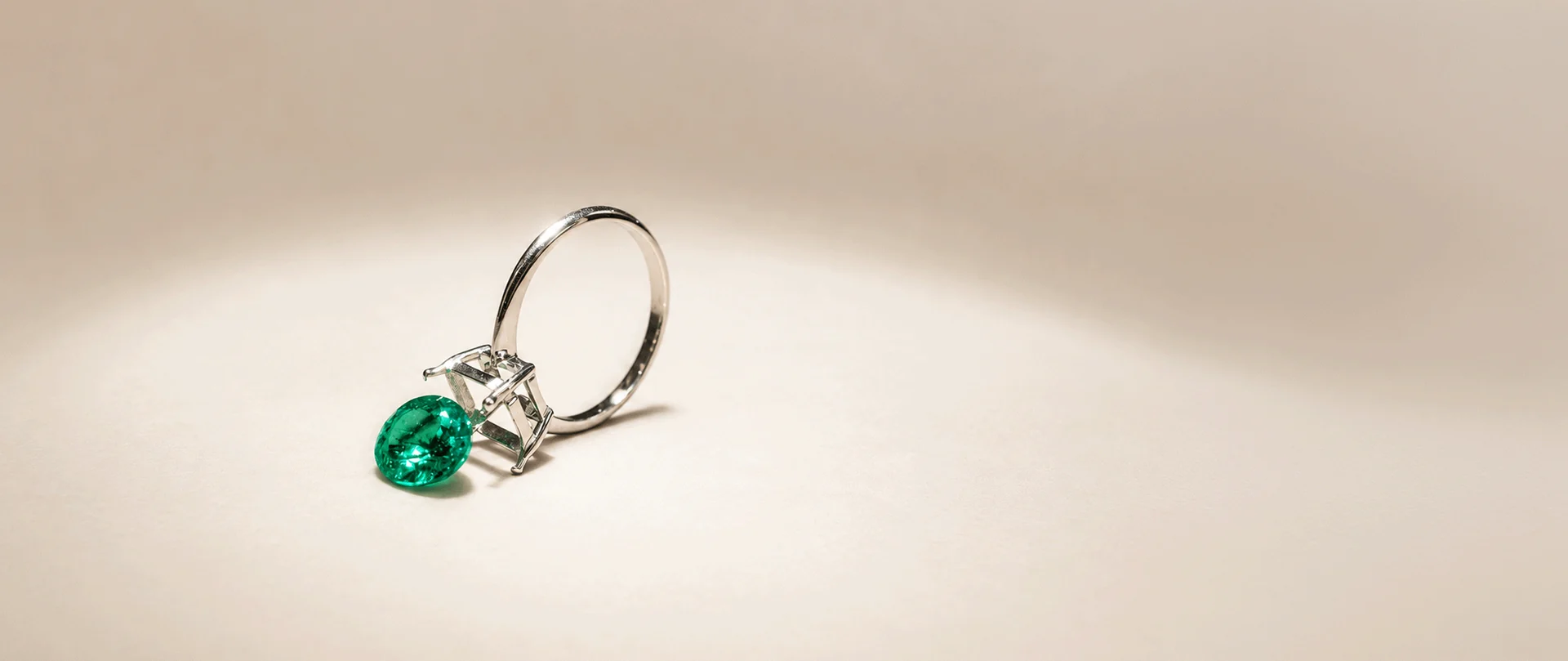 Anillo con una esmeralda ovalada