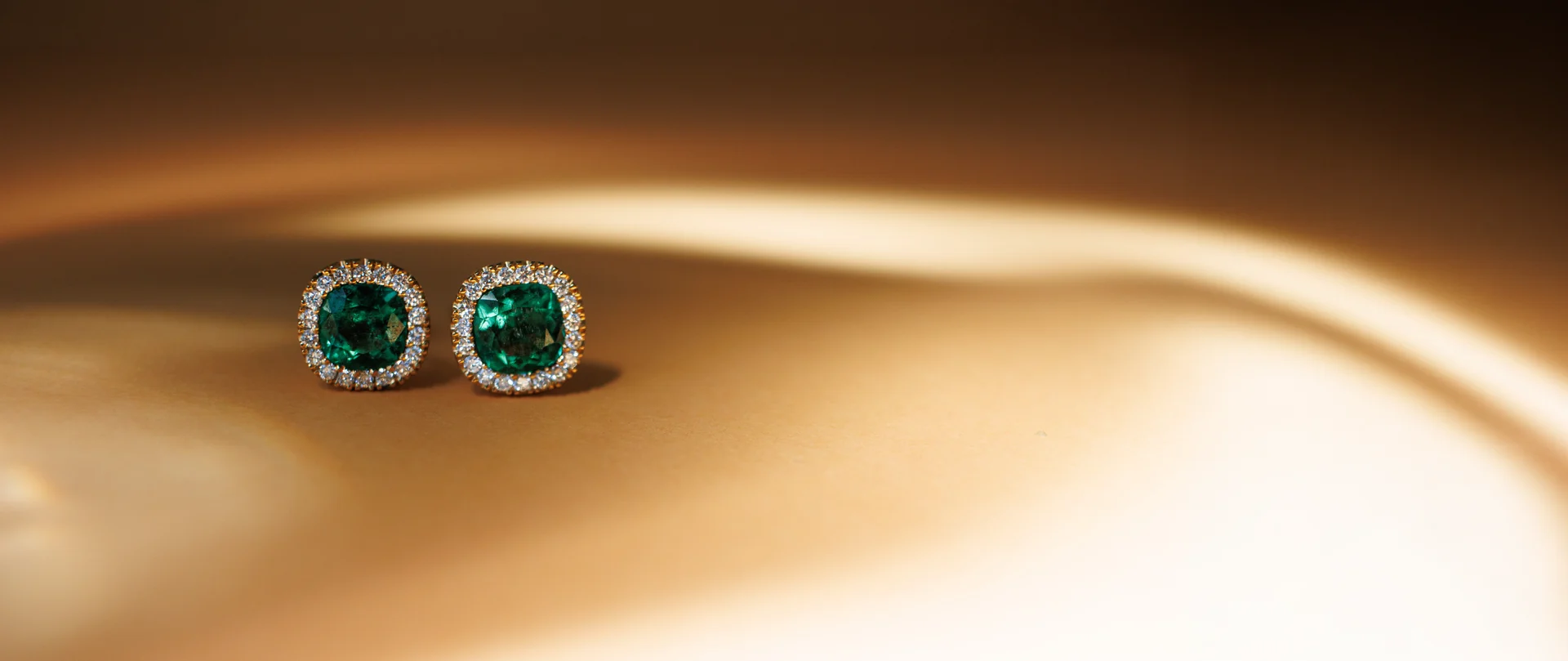 Par de aretes con esmeraldas