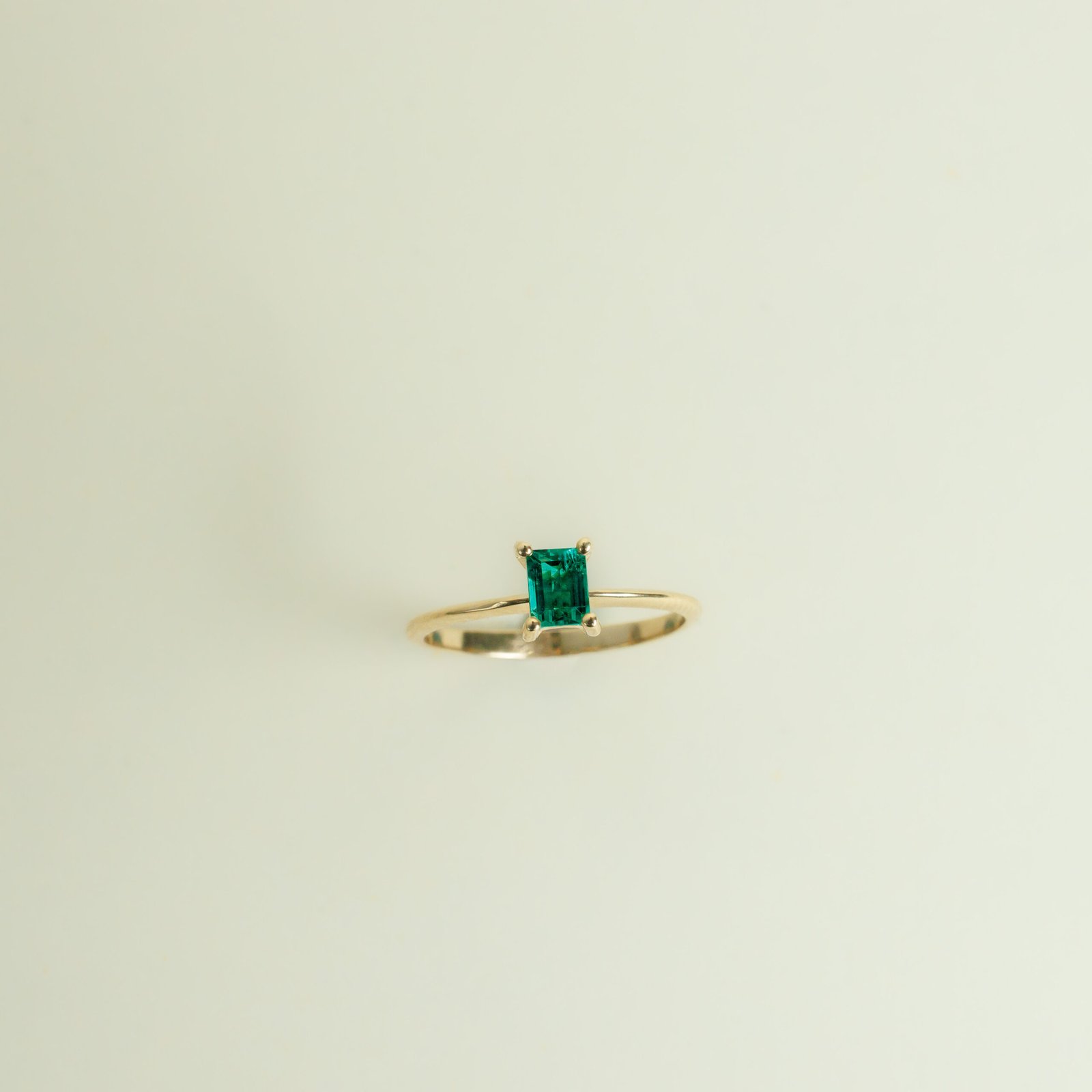 Anillo en Oro Amarillo de 18k con Esmeralda Genuina Corte Rectangular AN2458 - Imagen 4