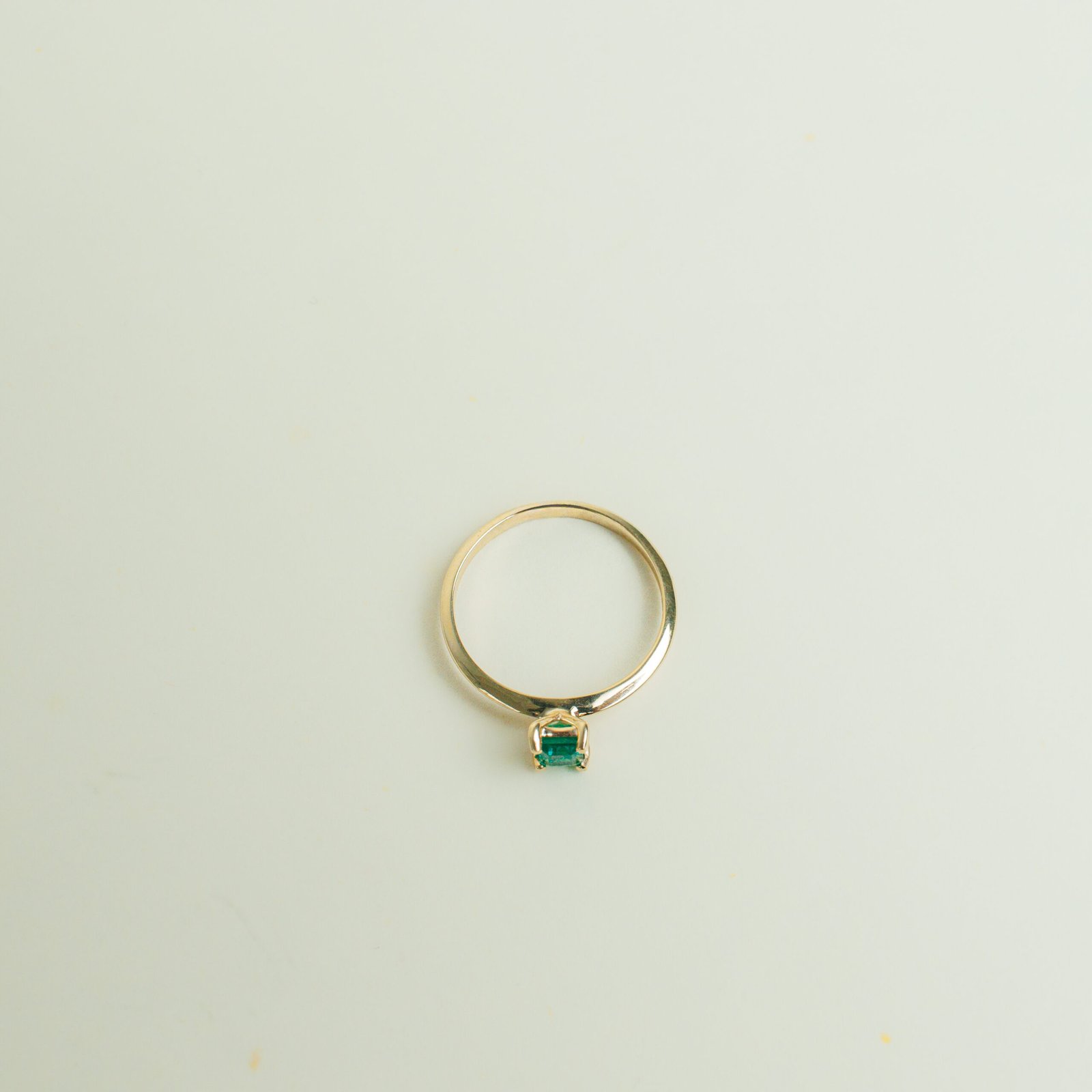 Anillo en Oro Amarillo de 18k con Esmeralda Genuina Corte Rectangular AN2458 - Imagen 3