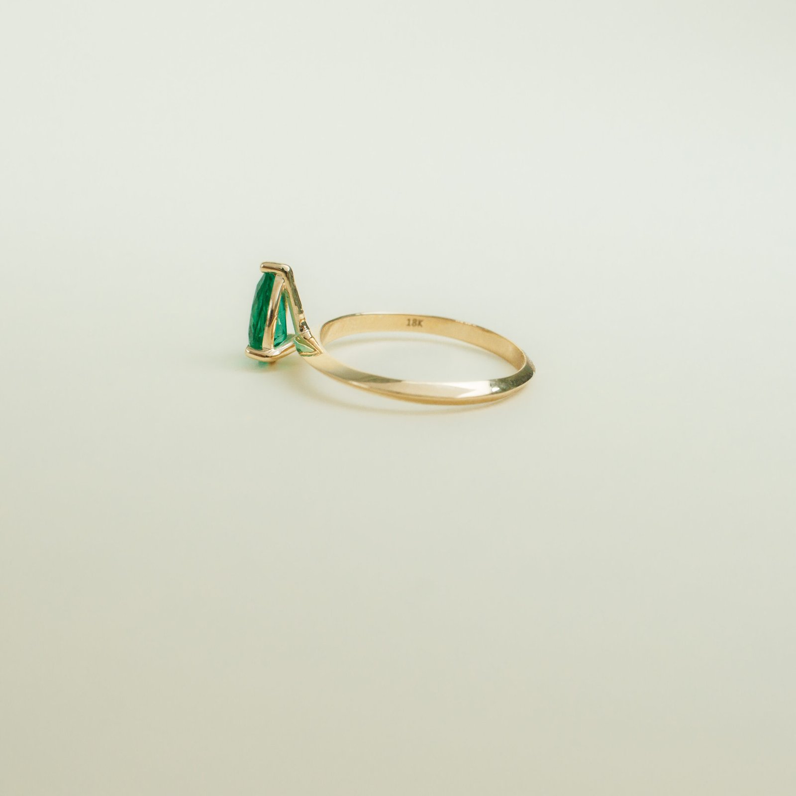 Anillo oro amarillo Esmeralda 0,68 cts, corte gota AN2459 - Imagen 2