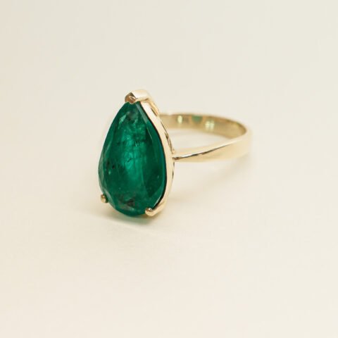 Anillo en Oro Amarillo de 18k con Esmeralda Natural Colombiana Talla Gota M-AN08