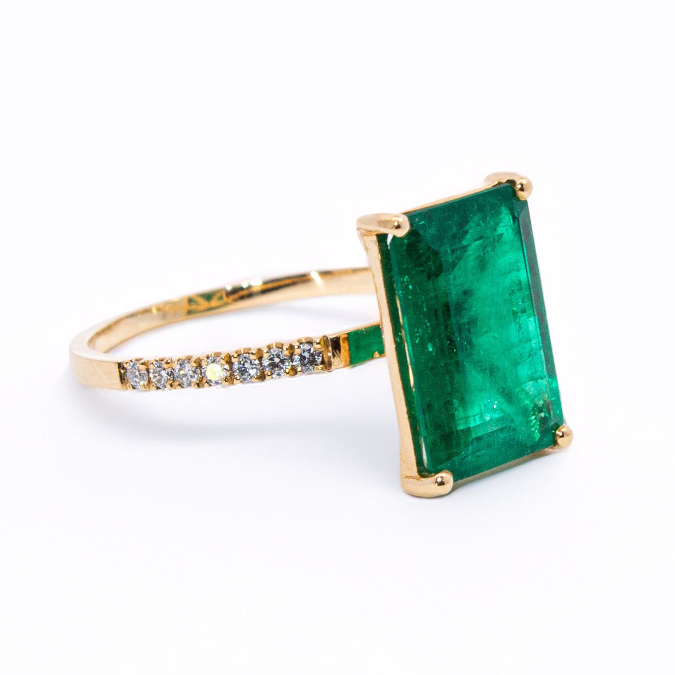 Anillo en Oro Amarillo con Esmeralda y Diamantes - AN058